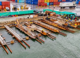 Arévalo supervisa construcción de patios y mantenimiento de atracadero del puerto Santo Tomás de Castilla EMPORNAC avanza en su modernización con la finalización de dos patios para contenedores y mantenimiento en atracaderos.