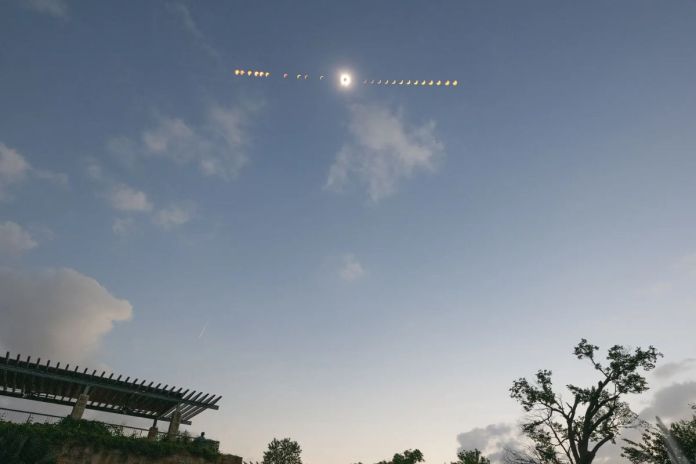 Imagen compuesta de múltiples exposiciones que muestra la progresión de un eclipse solar total en Dallas el 8 de abril de 2024. Foto La Hora: NASA