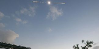 Imagen compuesta de múltiples exposiciones que muestra la progresión de un eclipse solar total en Dallas el 8 de abril de 2024. Foto La Hora: NASA
