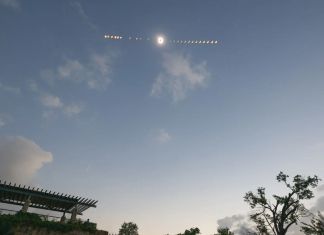 Imagen compuesta de múltiples exposiciones que muestra la progresión de un eclipse solar total en Dallas el 8 de abril de 2024. Foto La Hora: NASA