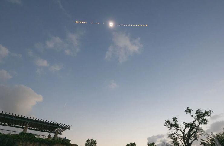 Imagen compuesta de múltiples exposiciones que muestra la progresión de un eclipse solar total en Dallas el 8 de abril de 2024. Foto La Hora: NASA