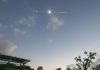 Imagen compuesta de múltiples exposiciones que muestra la progresión de un eclipse solar total en Dallas el 8 de abril de 2024. Foto La Hora: NASA