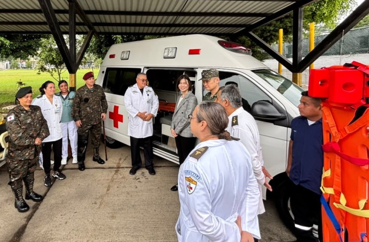 Taiwán dona ambulancia y equipo médico al Ejército de Guatemala. Foto La Hora: Ejército de GT.