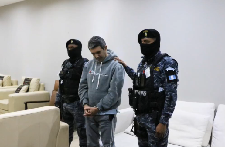 El estadounidense que estuvo oculto por 25 años y de los más buscados por el FBI, es extraditado desde Guatemala