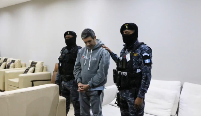 El estadounidense que estuvo oculto por 25 anos y de los mas buscados por el FBI es extraditado desde Guatemala El estadounidense que estuvo oculto por 25 años y de los más buscados por el FBI, es extraditado desde Guatemala