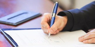 El notario que habría alterado documentos con personas fallecidas para obtener propiedades