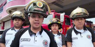 Elementos de Bomberos Voluntarios denunciando a personas que se hacen pasar por socorristas para solicitar dinero. Foto La Hora: Captura de pantalla