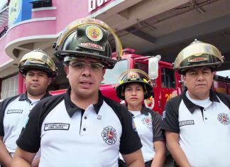 Elementos de Bomberos Voluntarios denunciando a personas que se hacen pasar por socorristas para solicitar dinero. Foto La Hora: Captura de pantalla