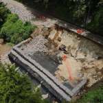 En un mapa se muestra la carretera hacia Antigua dañada por enorme socavón