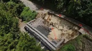 En un mapa se muestra la carretera hacia Antigua dañada por enorme socavón
