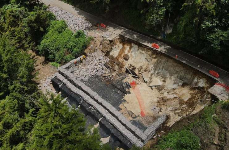 En un mapa se muestra la carretera hacia Antigua dañada por enorme socavón En un mapa se muestra la carretera hacia Antigua dañada por enorme socavón