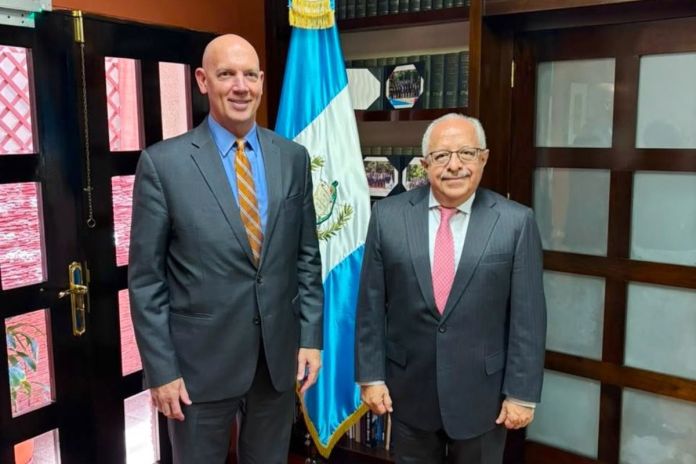 Encargado de negocios de EE. UU. Jorgan Andrews (i) junto al canciller guatemalteco Carlos Martínez (d). Foto La Hora: Embajada de Estados Unidos en Guatemala
