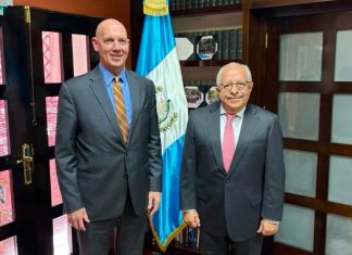 Encargado de negocios de EE. UU. Jorgan Andrews (i) junto al canciller guatemalteco Carlos Martínez (d). Foto La Hora: Embajada de Estados Unidos en Guatemala