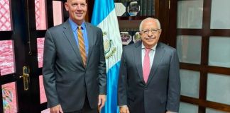 Encargado de negocios de EE. UU., Jorgan Andrews y el canciller Carlos Martínez dialogan sobre seguridad y combate al narcotráfico Encargado de negocios de EE. UU. Jorgan Andrews (i) junto al canciller guatemalteco Carlos Martínez (d). Foto La Hora: Embajada de Estados Unidos en Guatemala