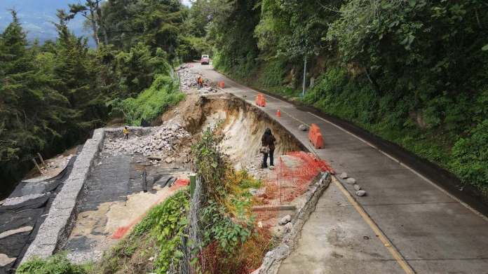 Esto tardará en restaurarse el paso hacia Antigua Guatemala afectado por el socavón