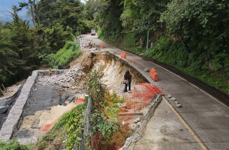 Esto tardará en restaurarse el paso hacia Antigua Guatemala afectado por el socavón