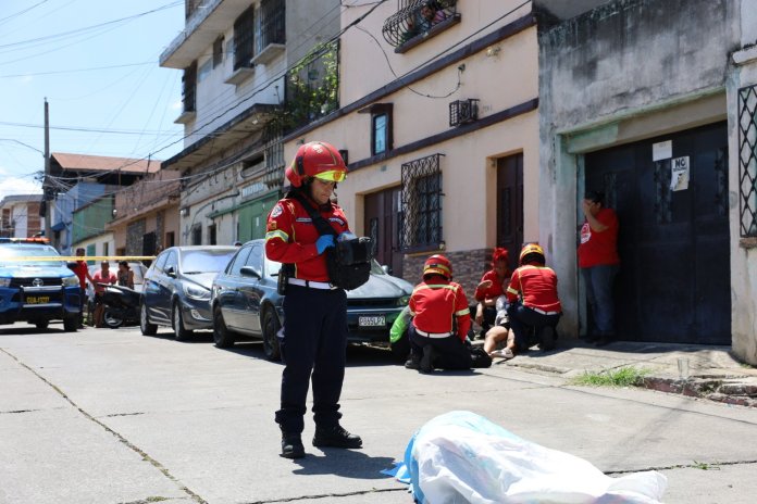 Ataque armado deja fallecido a joven de 21 años en colonia Santa Fe, zona 13. Foto La Hora: CBM.