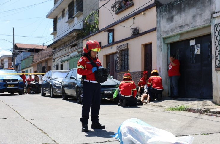 Homicidios suben por tercer mes consecutivo y agosto reporta cifras más altas en cinco años, según CIEN Ataque armado deja fallecido a joven de 21 años en colonia Santa Fe, zona 13. Foto La Hora: CBM.