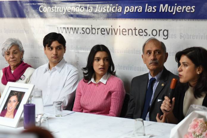 De izquierda a derecha la familia de Cristina Siekavizza. Madre, hijo, hija, padre y hermana. Foto La Hora: José Orozco.