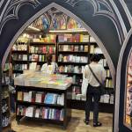 Las promociones y la variedad de títulos atraen a cientos de lectores durante la Feria Internacional del Libro.