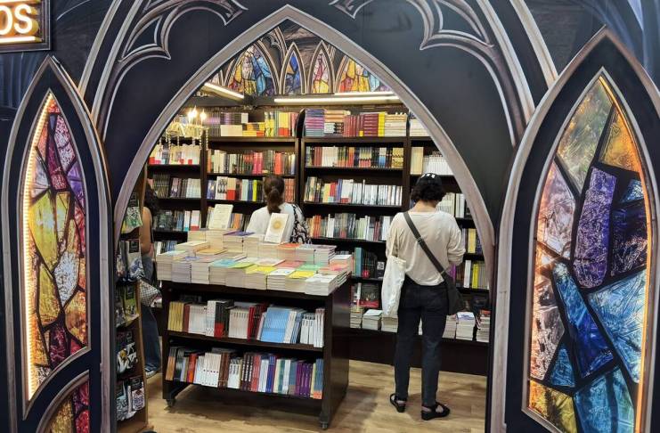 Las promociones y la variedad de títulos atraen a cientos de lectores durante la Feria Internacional del Libro.