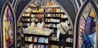 Con presupuesto en mano, visitantes aprovechan Filgua 2026 para comprar sus lecturas favoritas Las promociones y la variedad de títulos atraen a cientos de lectores durante la Feria Internacional del Libro.