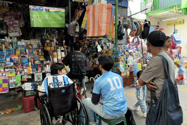 Así viven los guatemaltecos la final del Mundial España vs. Argentina desde el mercado La Terminal