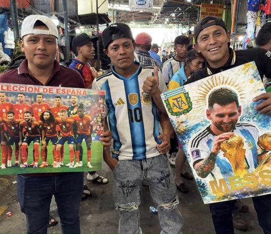 Así viven los guatemaltecos la final del Mundial España vs. Argentina desde el mercado La Terminal