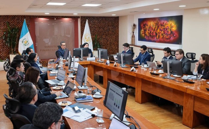 Autoridades del Ministerio de Finanzas se reunieron con representantes de la calificadora. Foto La Hora: Minfin