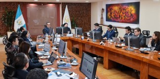 Autoridades del Ministerio de Finanzas se reunieron con representantes de la calificadora. Foto La Hora: Minfin