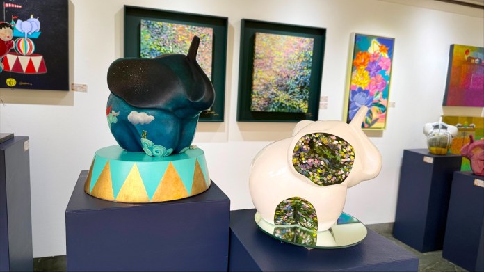 dos esculturas de elefantes modificadas por artistas