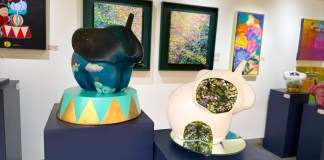 dos esculturas de elefantes modificadas por artistas