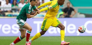 El jugador sudafricano Jayden Adams (d) avanza con el balón durante un partido del grupo A del Mundial de la FIFA 2026 entre México y Sudáfrica en el estadio Ciudad de México (México). Foto La Hora: EFE/ Sashenka Gutiérrez