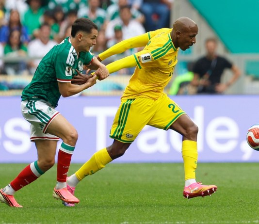 El jugador sudafricano Jayden Adams (d) avanza con el balón durante un partido del grupo A del Mundial de la FIFA 2026 entre México y Sudáfrica en el estadio Ciudad de México (México). Foto La Hora: EFE/ Sashenka Gutiérrez