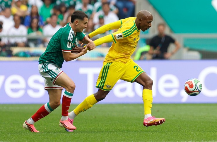 Tras jugar en el Mundial 2026, muere futbolista sudafricano Jayden Adams El jugador sudafricano Jayden Adams (d) avanza con el balón durante un partido del grupo A del Mundial de la FIFA 2026 entre México y Sudáfrica en el estadio Ciudad de México (México). Foto La Hora: EFE/ Sashenka Gutiérrez