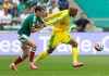 El jugador sudafricano Jayden Adams (d) avanza con el balón durante un partido del grupo A del Mundial de la FIFA 2026 entre México y Sudáfrica en el estadio Ciudad de México (México). Foto La Hora: EFE/ Sashenka Gutiérrez