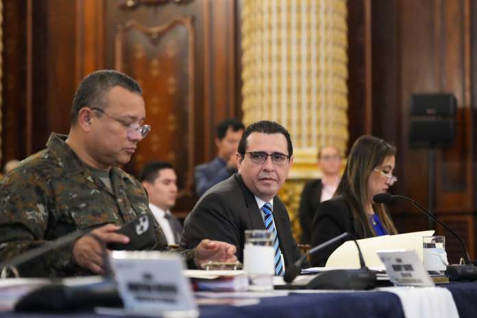 El fiscal general Gabriel García Luna, en el Consejo Nacional de Administración de Bienes en Extinción de Dominio. Foto La Hora: Vicepresidencia.