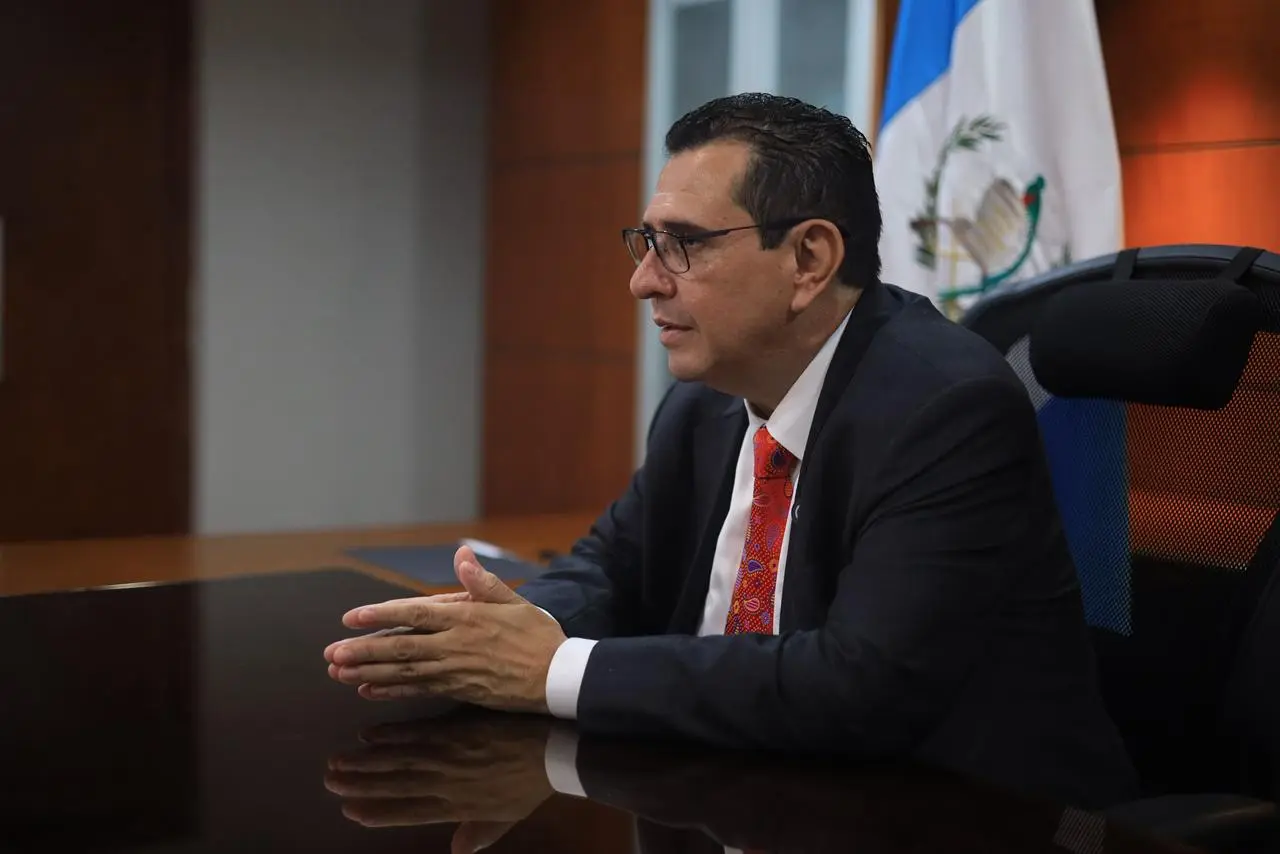 El fiscal general Gabriel García Luna en su despacho, el pasado 17 de mayo, en una entrevista con La Hora. Foto La Hora: Daniel Ramírez.