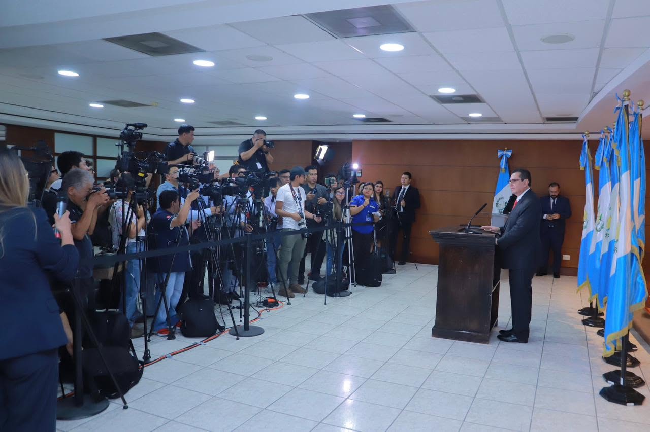El fiscal general Gabriel García Luna, horas después de tomar posesión, en una conferencia de prensa. Foto La Hora: MP.
