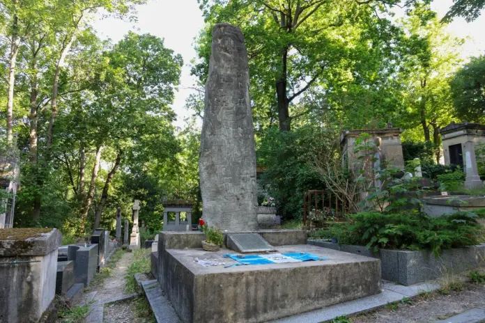 HLGQKUiXMAE3eKw (1) La tumba en París, Francia, de Miguel Angel Asturias se mantendrá como un memorial tras el retorno de los restos del Nobel a Guatemala.