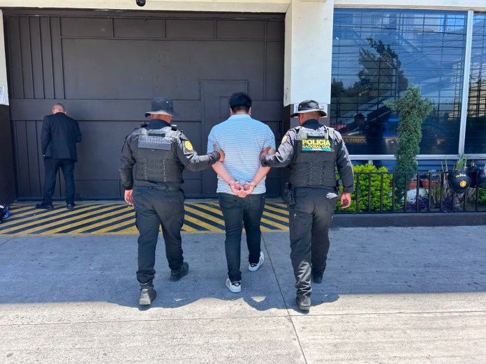HMaXgoiW4AAAgvh Agentes de la PNC localizaron a un hombre que contaba con nueve ordenes de captura en seis diferentes departamentos del país.