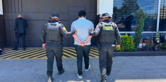 Capturan en Amatitlán a hombre con nueve órdenes de captura emitidas en seis departamentos Agentes de la PNC localizaron a un hombre que contaba con nueve ordenes de captura en seis diferentes departamentos del país.