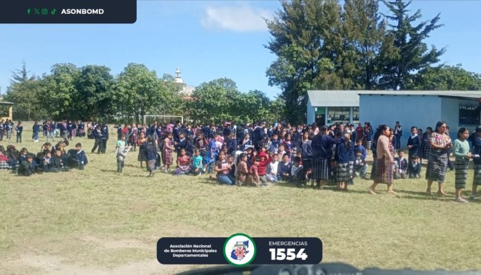 9 personas fueron atendidas con crisis nerviosa, incluyendo cuatro alumnos de una escuela en Patzún, Chimaltenango. 9 personas fueron atendidas con crisis nerviosa, incluyendo cuatro alumnos de una escuela en Patzún, Chimaltenango.