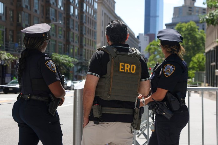 Detienen en Nueva York a hombre que lanzó artefacto explosivo contra edificio federal Detienen en Nueva York a un hombre que lanzo artefacto explosivo contra edificio del ICE y del FBI.