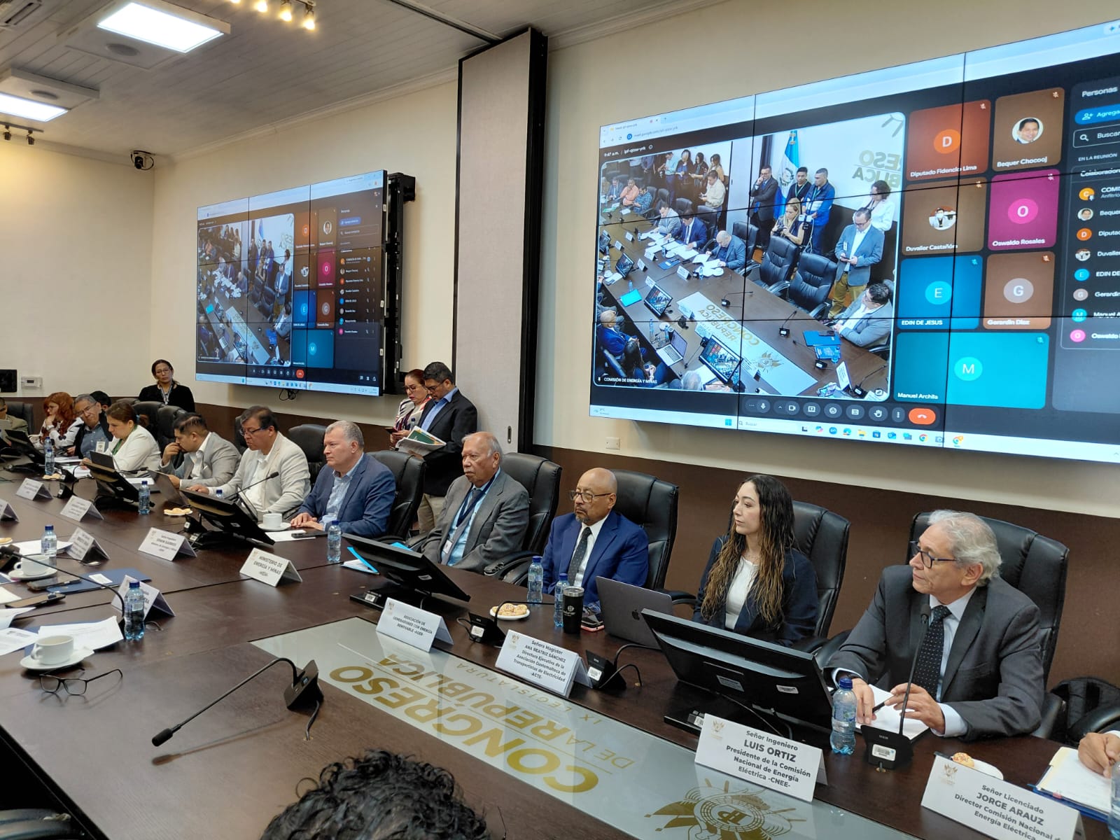 Autoridades del MEM, INDE y CNEE acudieron al Congreso para exponer los planes y proyectos de inversión que trabaja el sector. Foto: La Hora 