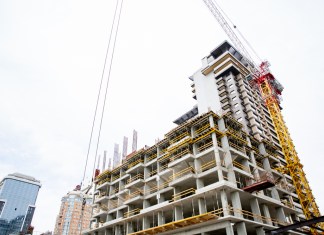 Viviendas no serían afectadas por la reforma, pero edificaciones comerciales si pagarán. Foto La Hora: Shutterstock