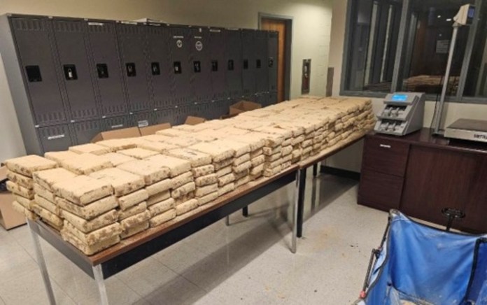 Incautan USD20 millones en droga escondida en un camión comercial en la frontera EE. UU.-México