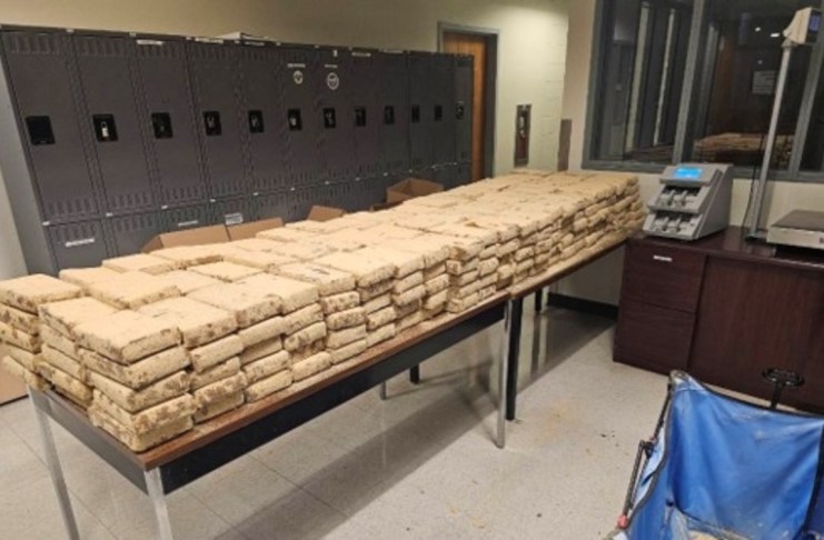 Incautan USD20 millones en droga escondida en un camión comercial en la frontera EE. UU.-México