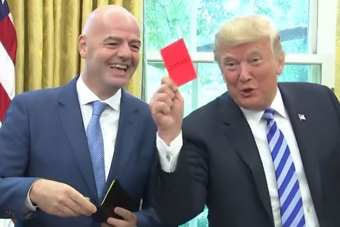 Presidente de la FIFA Gianni Infantino (i), junto al presidente de EE. UU., Donald Trump, en la Casa Blanca. Foto La Hora: CSPAN