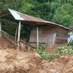 Una vivienda afectada por un deslizamiento en Izabal. Foto La Hora: Conred